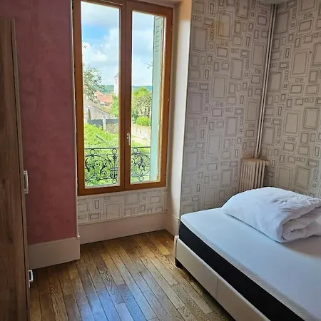 Charming 3-bedroom House, Perfect For Family Getaways Or Extended Professional *