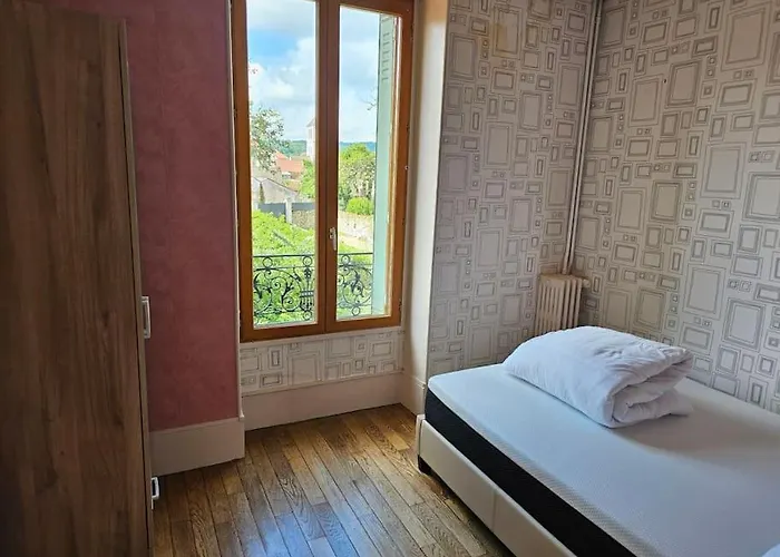 Charming 3-bedroom House, Perfect For Family Getaways Or Extended Professional *